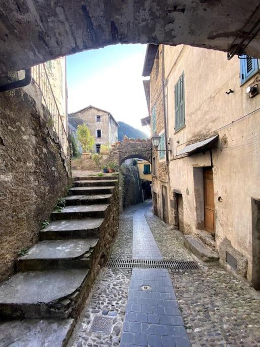 Iconic Italian Townhouse W Rooftop Terrace & Mountain View, Pigna Exterior photo
