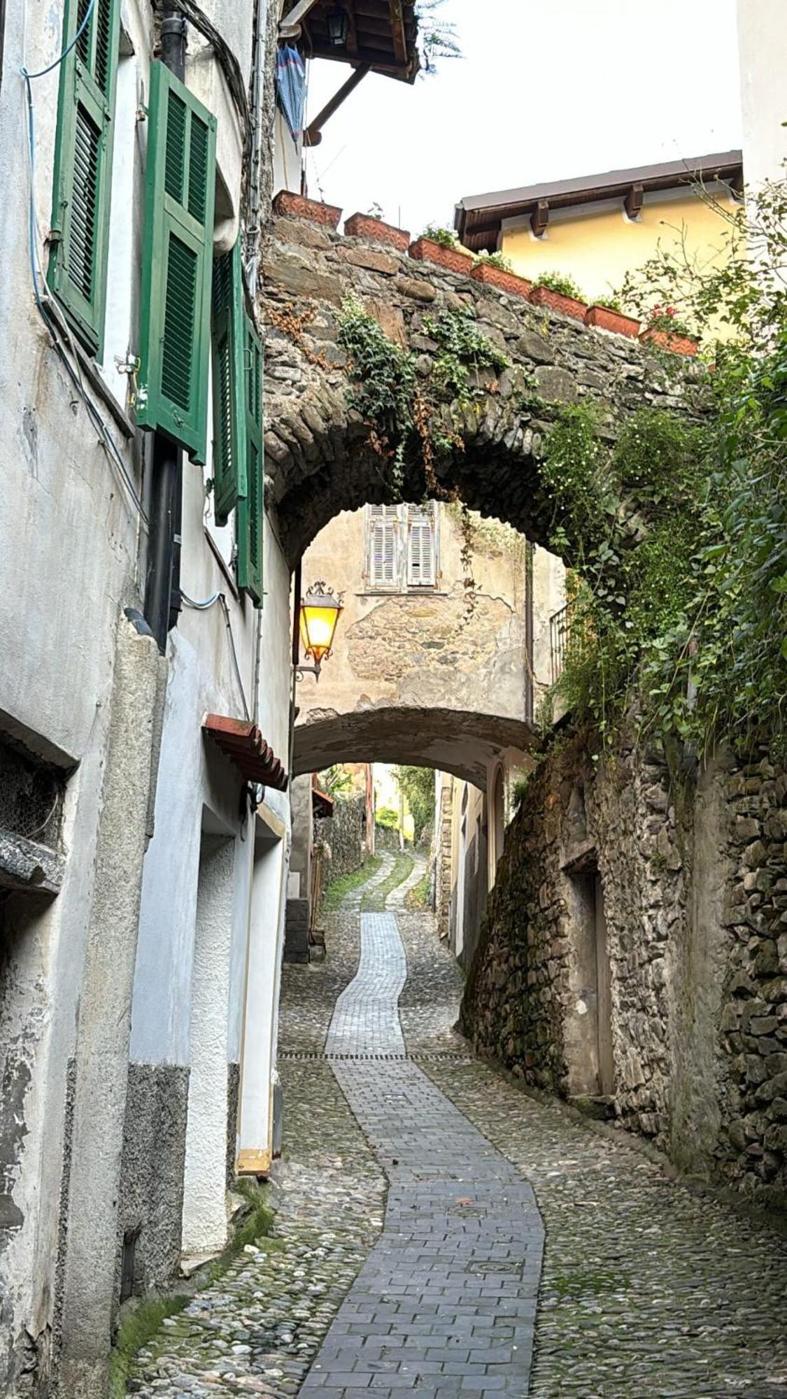 Iconic Italian Townhouse W Rooftop Terrace & Mountain View, Pigna Exterior photo